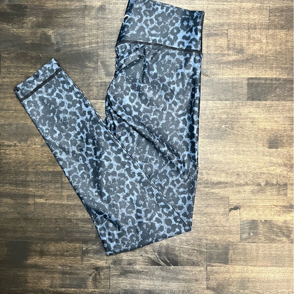 ZYIA Stone Leopard Scrunchy Light n Luxe 7/8 Leggings Size 4 - Picture 2 of 6